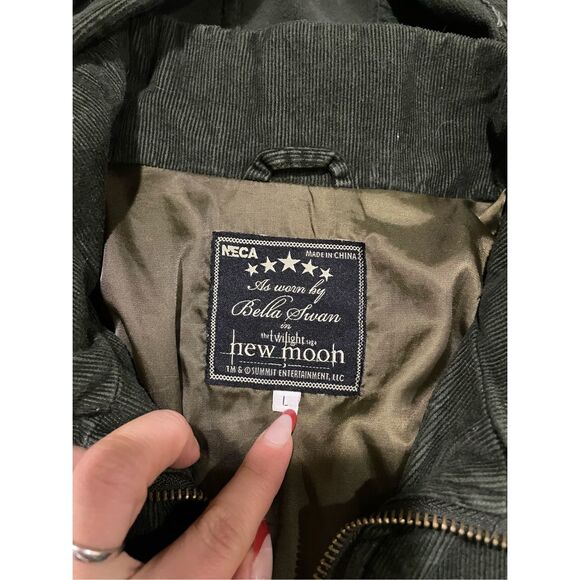 NECA Twilight Bella’s Green Jacket Large Rare New Moon - Picture 4 of 9